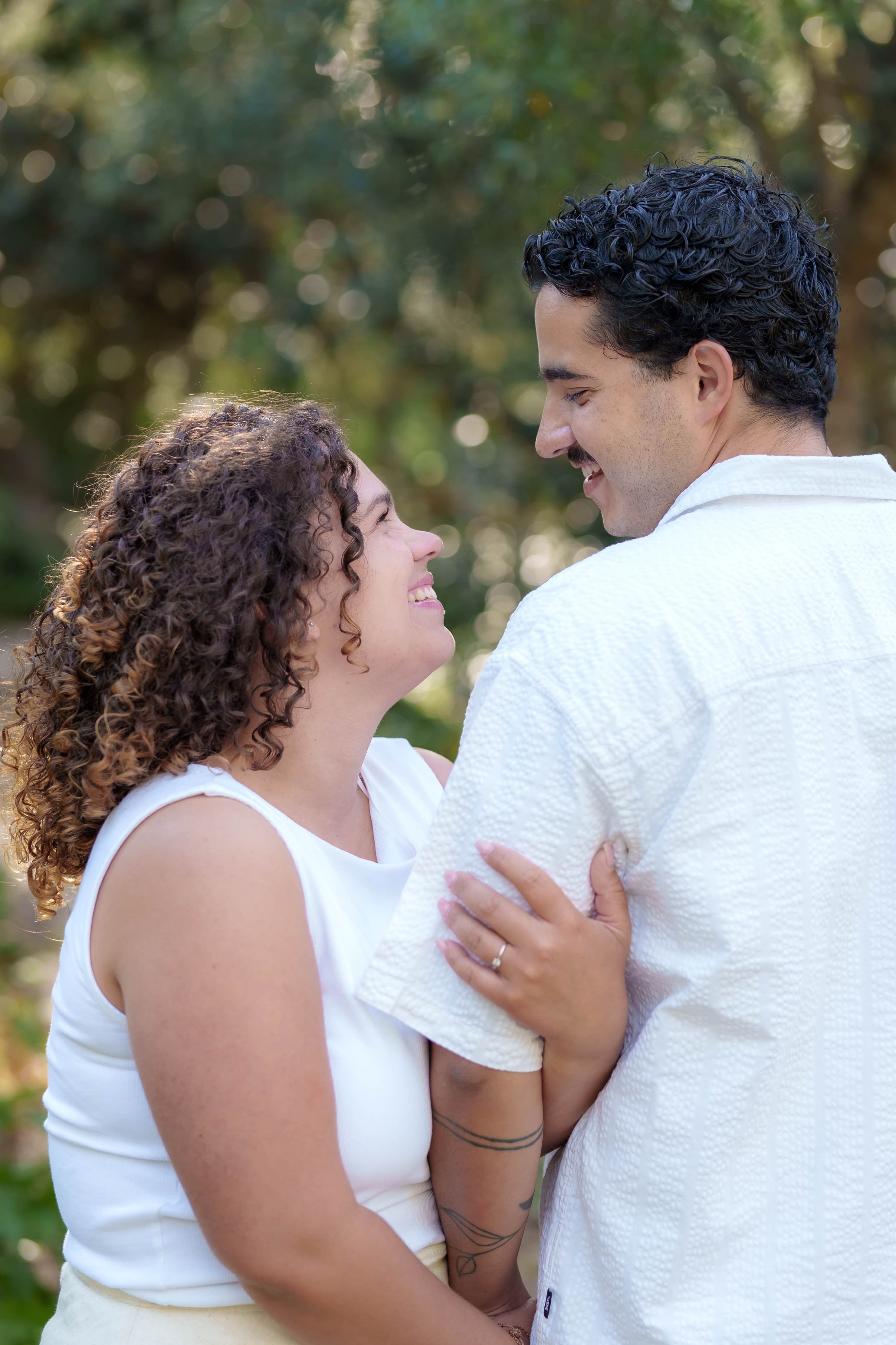 Duarte e Mariana abraçados